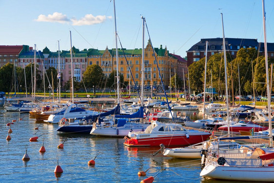 芬兰赫尔辛基市中心的挂载游艇图片