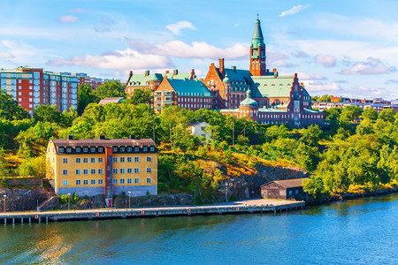 瑞典斯德哥尔摩旧城码头建筑的夏季风景全图片