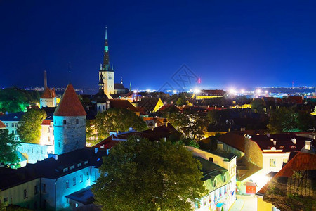 爱沙尼亚塔林老城建筑的夏季夜风景全图片