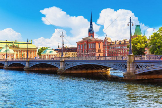瑞典斯德哥尔摩旧城GamlaStan建筑码头夏季风景全图片