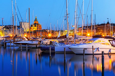 芬兰赫尔辛基老城旧港和乌斯彭基东正教堂夏季夜全景图片