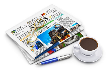 办公室早间新闻读取概念一叠商业彩色报纸包括金融新闻黑咖啡杯圆点笔和白背景孤立的金色眼镜图片