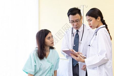 病人在医生解释她的健康状况时图片
