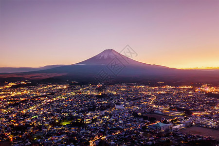 夜交藤日本城市Yamaashi的藤川口子Yamarashi藤川口子日落时山的空中景象日本城市背景