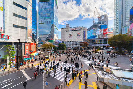 交叉路在日本东京银座区世界上最繁忙的十字路口之一Shibuya街上交叉的人群背景