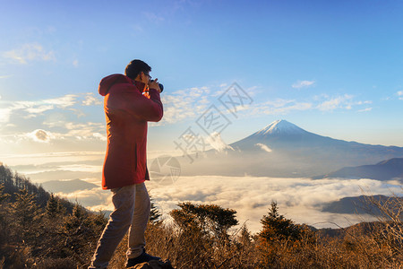 亚洲摄影师拍富士山地貌照片日出时雾在本Yamaashi的藤川口子山地景观图片