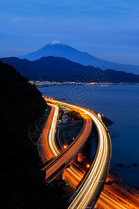 富士山的空中景象直达晚上在静冈的公路富士五湖日本山地风景图片