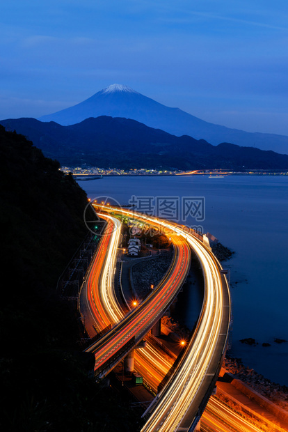 富士山的空中景象直达晚上在静冈的公路富士五湖日本山地风景图片