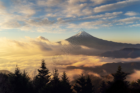 富士山的空中景象日出时雾在本山桥藤川口子坡风景图片