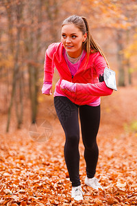 健康体育的生活方式健康的年轻女孩在户外新鲜空气中锻炼女在秋天森林中锻炼运动年轻女孩在森林中锻炼图片