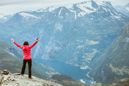 挪威斯堪的纳维亚州Dalsnibba观点的Geirangerfjord和山地景观图片