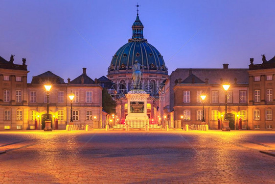 位于丹麦首都哥本哈根的Amalienborg宫广场和Amalienborg宫中心的FrederickV雕像图片