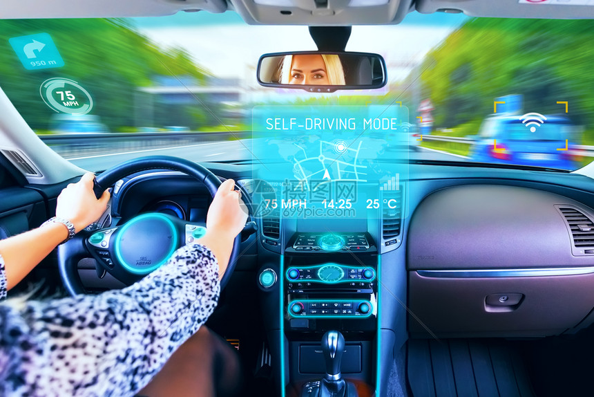 在高速公路上或汽车乘坐自动驾驶模式豪华轿车或汽旅行的年轻妇女运动效果模糊图片