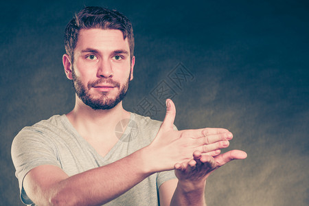 胡言乱语解释明白留胡子的年轻男用手印解释人掌和指做势人用显示势图片