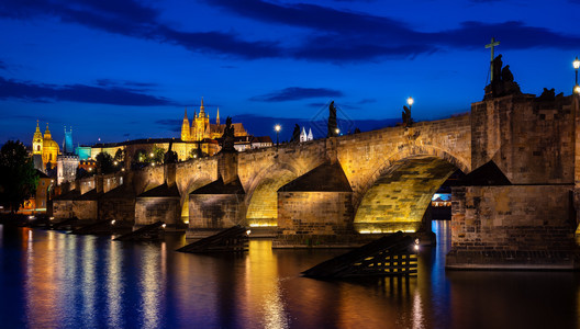 布拉格黄昏时发光的查尔斯桥图片