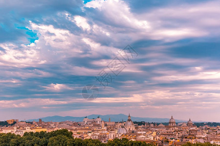 在意大利罗马日落时与祖国和教堂的阿尔塔一起环天空中美景罗马在日落时的天空美景意大利罗马在日落时的空中美景图片
