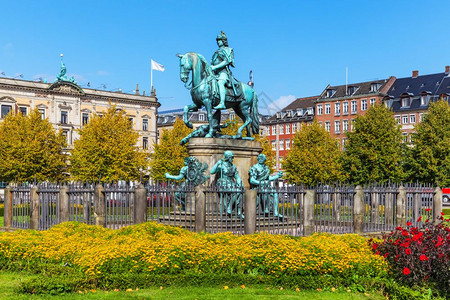 丹麦哥本哈根KongensNytorvKing新广场V雕像的景象夏季图片