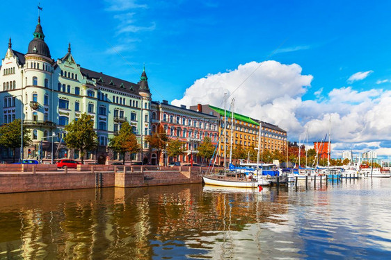 芬兰赫尔辛基老城用船舶游艇和其他船只对老港码头建筑的景色夏季图片