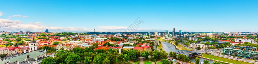 现代商业金融区建筑和立陶宛维尔纽斯老城的夏季风景航空全图片