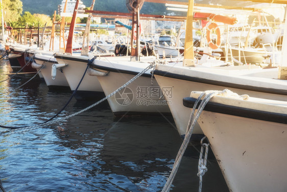 在地中海城市码头港口的传统木船图片