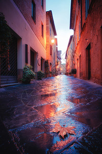 欧洲老城平扎街下雨之夜意大利托斯卡纳图片