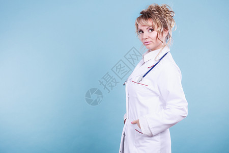 穿白色职业制服颈部有蓝色听诊器的女医生中年药剂师护士中年女医生图片