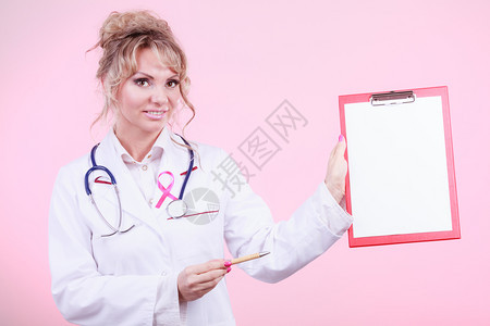 诊断概念中年女医生笔部显示红色空文件夹有粉色乳腺癌认识丝带医生用粉色丝带逐笔显示图片