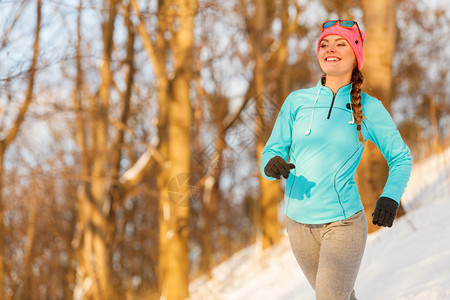 女孩在冬季穿衣锻炼如何在无霜冻动物的情况下减肥安全健康质时装身概念女孩在冬季穿衣锻炼图片