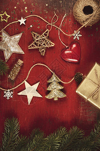 圣诞背景圣诞装饰元素和用雪花在生锈的红木板上装饰创意平板布局和顶视图构成边框和复制空间设计圣诞装饰背景顶视图平板图片