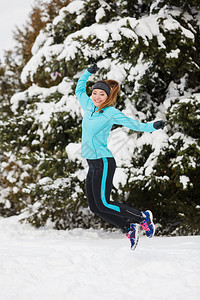 冬季运动户外健身自然锻炼健康概念图片