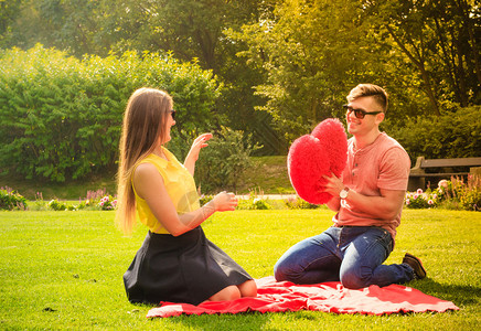 爱和约会年轻时尚的情侣在公园玩得开心与红一起在公园里图片
