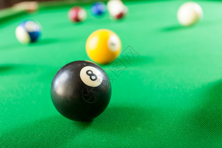 绿色桌上的Billiard球池游戏盘桌上的Snooker球图片