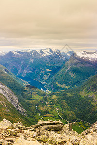 旅游假期和行Geirangerfjord和山地风景从Dalsnibba海台的视角看极好挪威斯堪的纳维亚图片