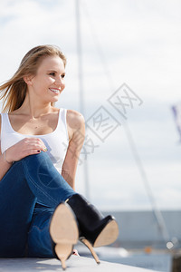 休息和放松年轻美女在新空气的码头上放松时尚的金发女孩在户外活动图片
