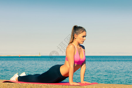 女在户外运动海边场穿服的健身女孩保持体肌肉健康在海边户外运动图片