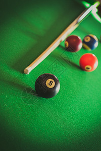 Billiard球和杆粘在绿色桌上池球游戏史努克和坚持在台桌上背景图片