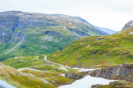 穿过挪威山脉的公路美丽景观旅行和游挪威山区的公路景观图片