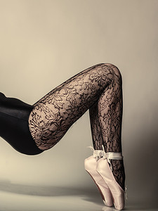 美丽的女子芭蕾舞者部分身脚穿鞋和黑带紧身衣工作室拍摄在灰色背景图片