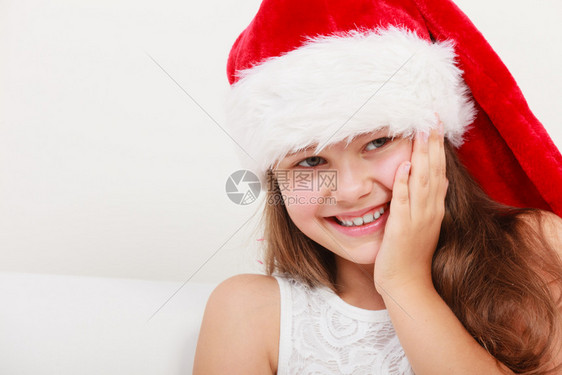 戴着圣诞帽的金发小女孩图片