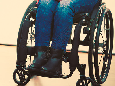 残疾人的腿坐在轮椅上的女被挤压残疾人的腿图片