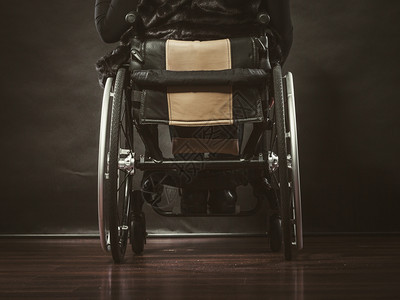 坐在轮椅上的女孩残疾妇的背面健康抑郁复概念图片