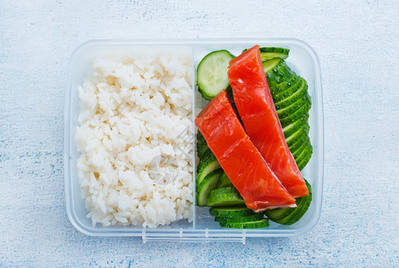 红鱼加煮菜花椰午餐盒中食物图片