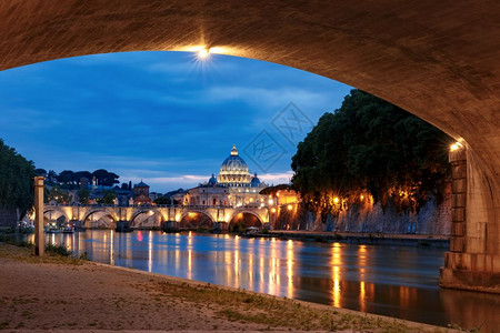 圣彼得大教堂和安吉尔大桥在意利罗马的蒂贝尔河上午蓝色时间在意大利罗马图片