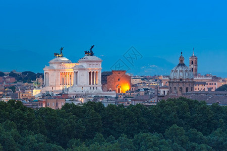 罗马的空中美景与祖国的阿尔塔和意大利罗马的教堂在意大利的夜晚图片