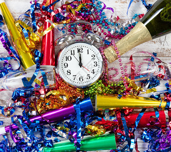 庆祝新年节以钟敲击12个在派对中心白锈木上的物体图片