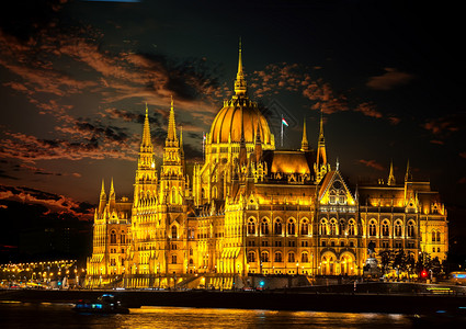 夜幕照亮匈牙利议会图片