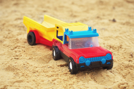 玩具车在沙子上设计要素图片