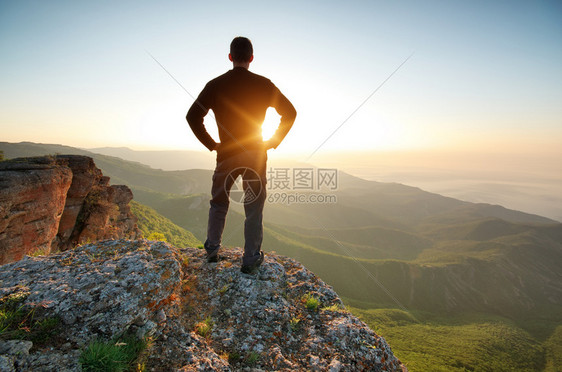 人类在山顶概念场景图片