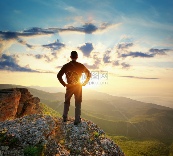 人类在山顶概念场景图片