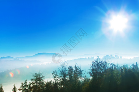 雾山喀尔巴阡山脉阳光明媚的风景背景